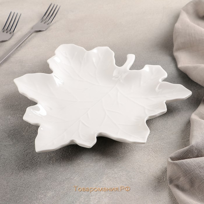 Блюдо керамическое сервировочное «Кленовый лист», 22×23 см, цвет белый