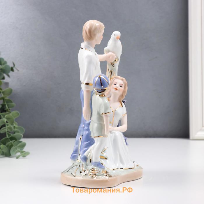 Сувенир керамика "Семья на прогулке с птицей" 20 см