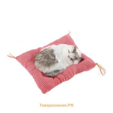 Игрушка на панель авто, кошка на подушке, бело-серый окрас