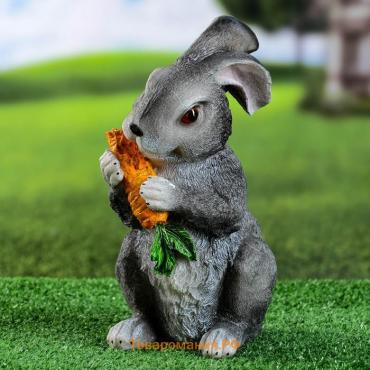 Садовая фигура "Заяц с морковкой" серый, 26х16х12см